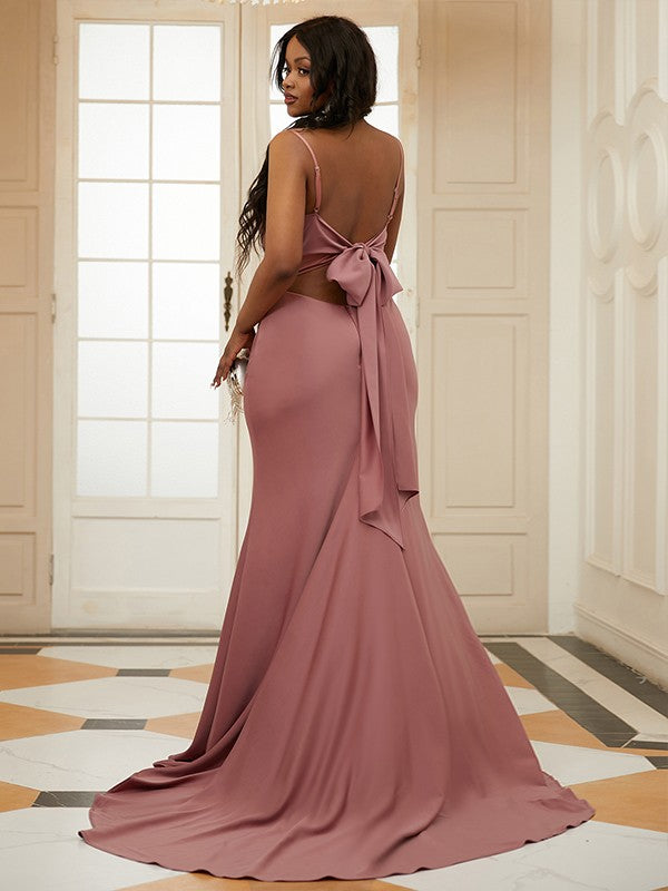 Vestidos de satén tejido con tirantes finos fruncidos, sin mangas y con cola larga